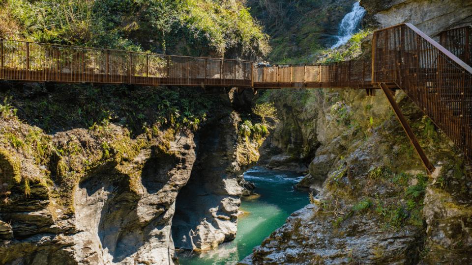 boat tour sul lago di como con visita all'orrido di Bellano