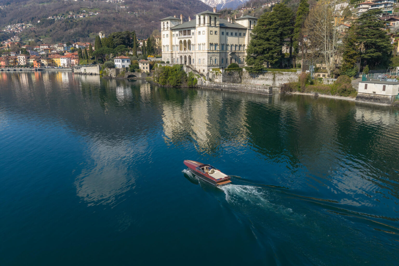 imbarcazione Colombo 29 in navigazione sul lago di Como a gravedona