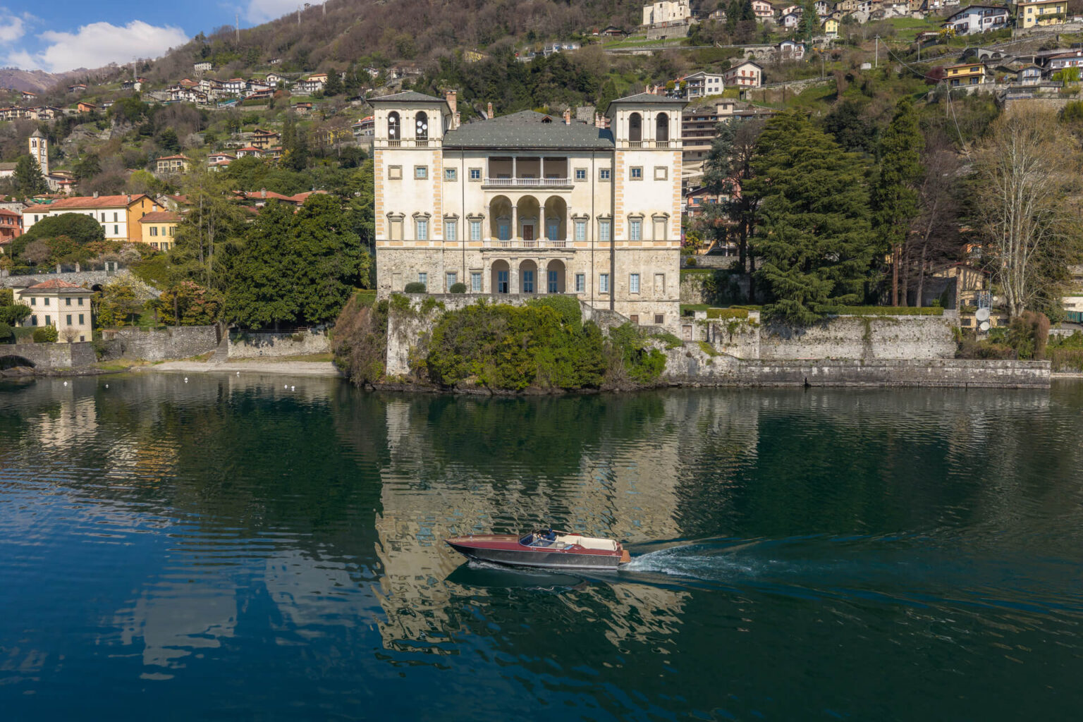 imbarcazione Colombo 29 in navigazione sul lago di Como a gravedona