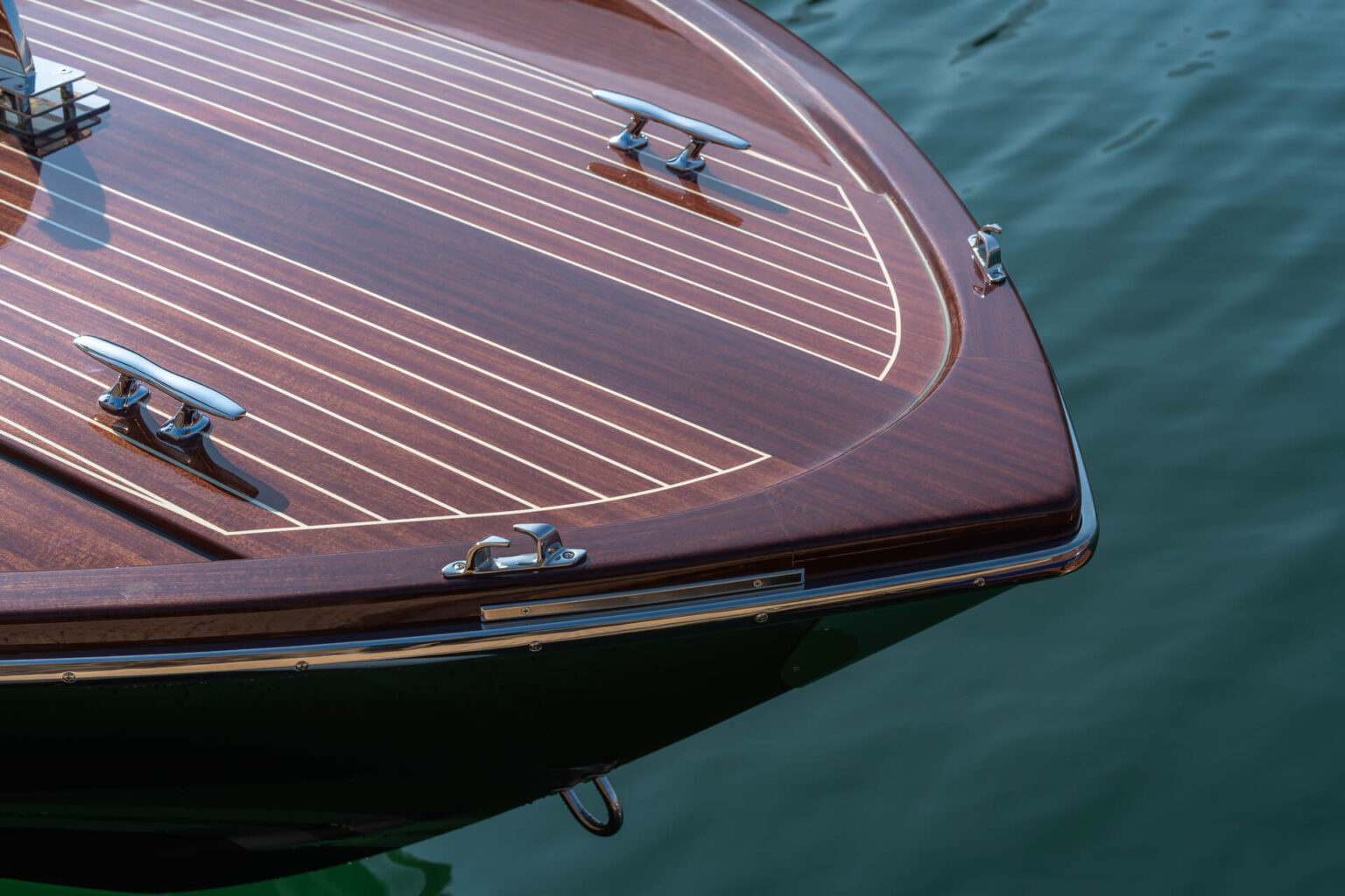 imbarcazione Colombo 29 in navigazione sul lago di Como - dettaglio barca