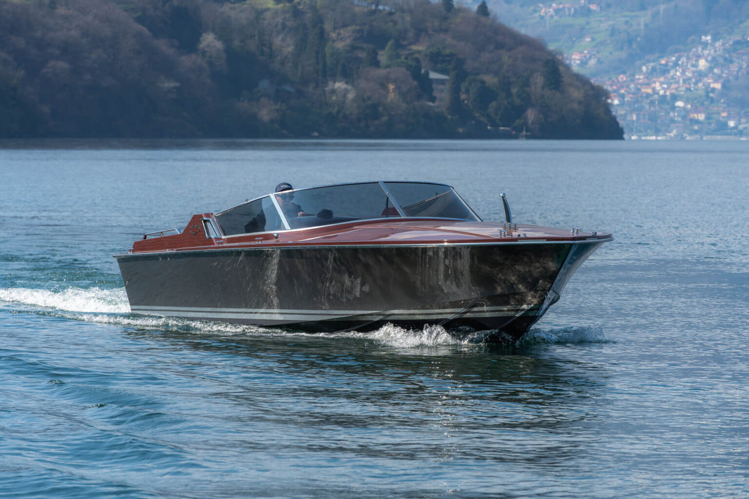 imbarcazione Colombo 29 in navigazione sul lago di Como