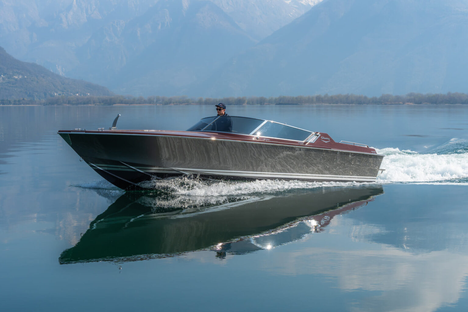 imbarcazione Colombo 29 in navigazione sul lago di Como