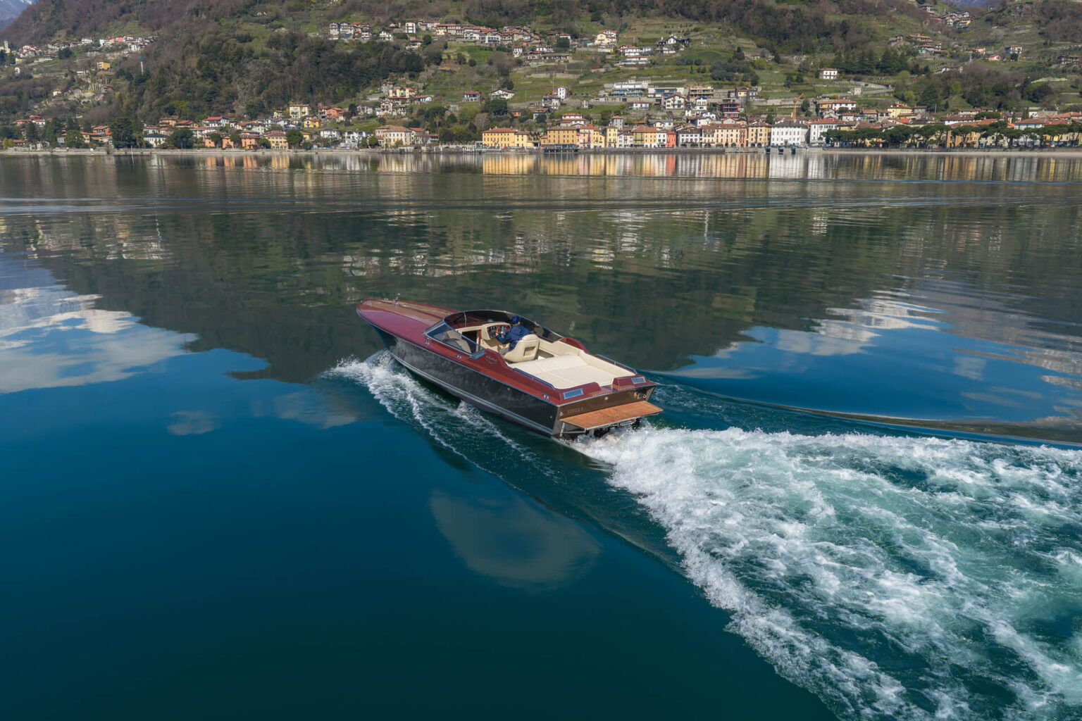 imbarcazione Colombo 29 in navigazione sul lago di Como