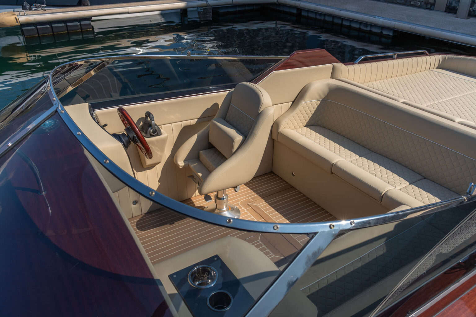 dettaglio imbarcazione Colombo 29 in navigazione sul lago di Como