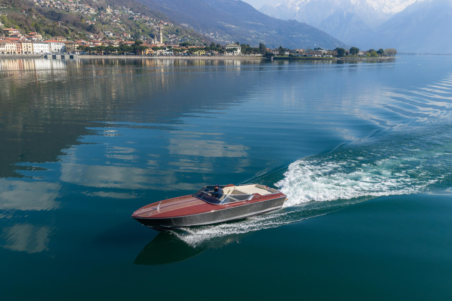 imbarcazione Colombo 29 in navigazione sul lago di Como