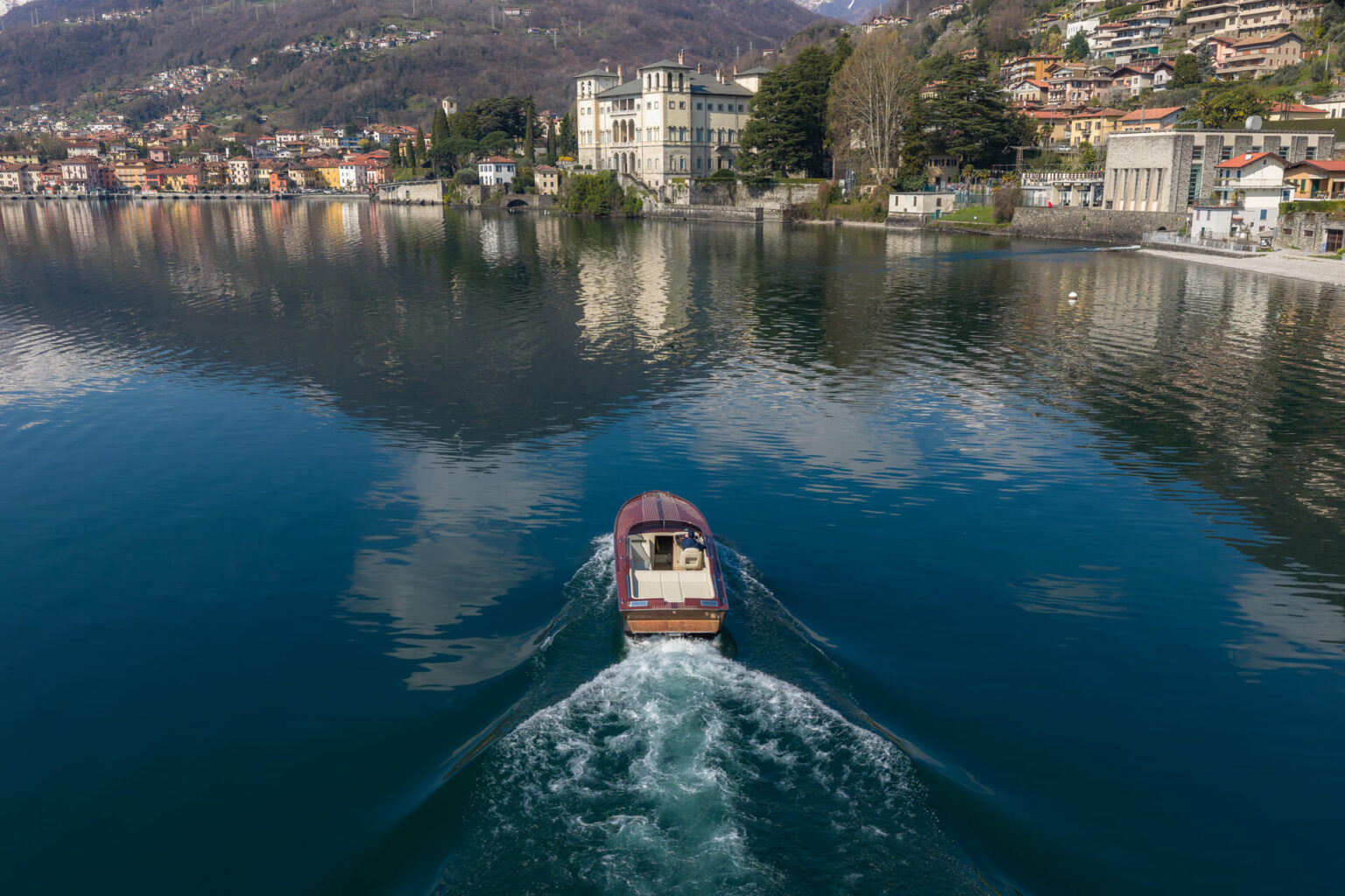 imbarcazione Colombo 29 in navigazione sul lago di Como verso palazzo Gallio