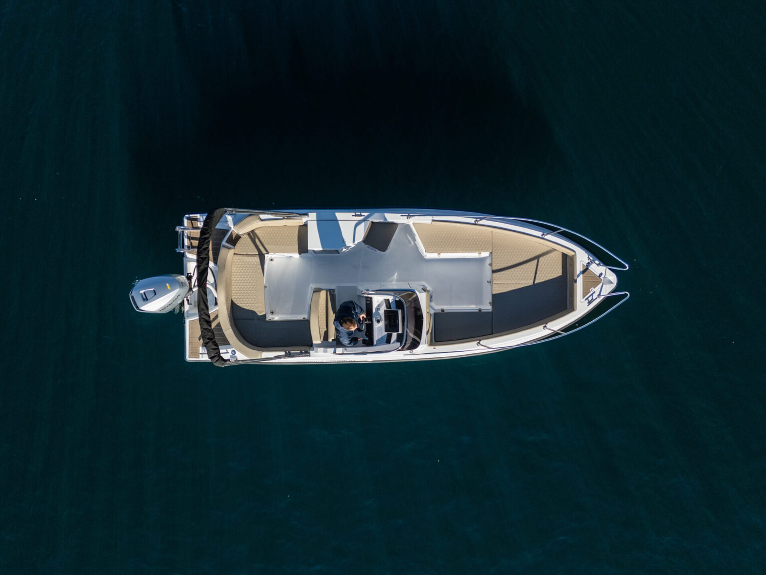 barca Eden 22 per noleggio con patente nautica sul lago di como