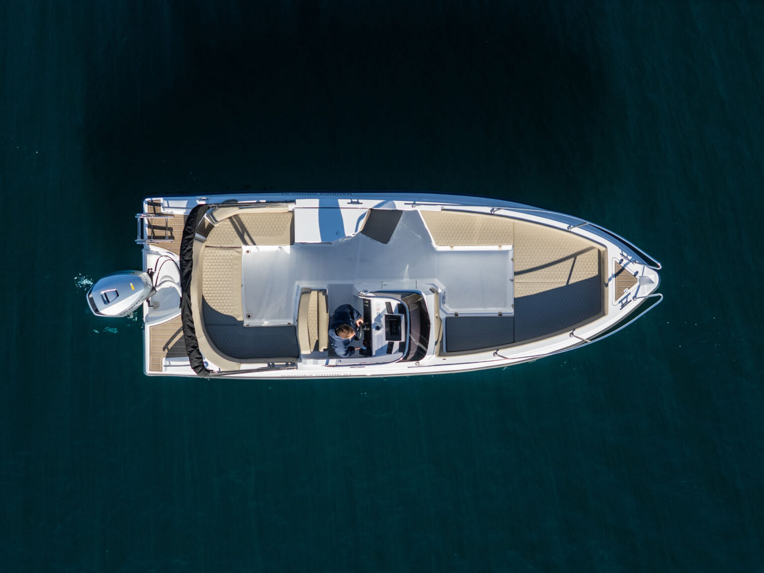 barca Eden 22 per noleggio con patente nautica sul lago di como