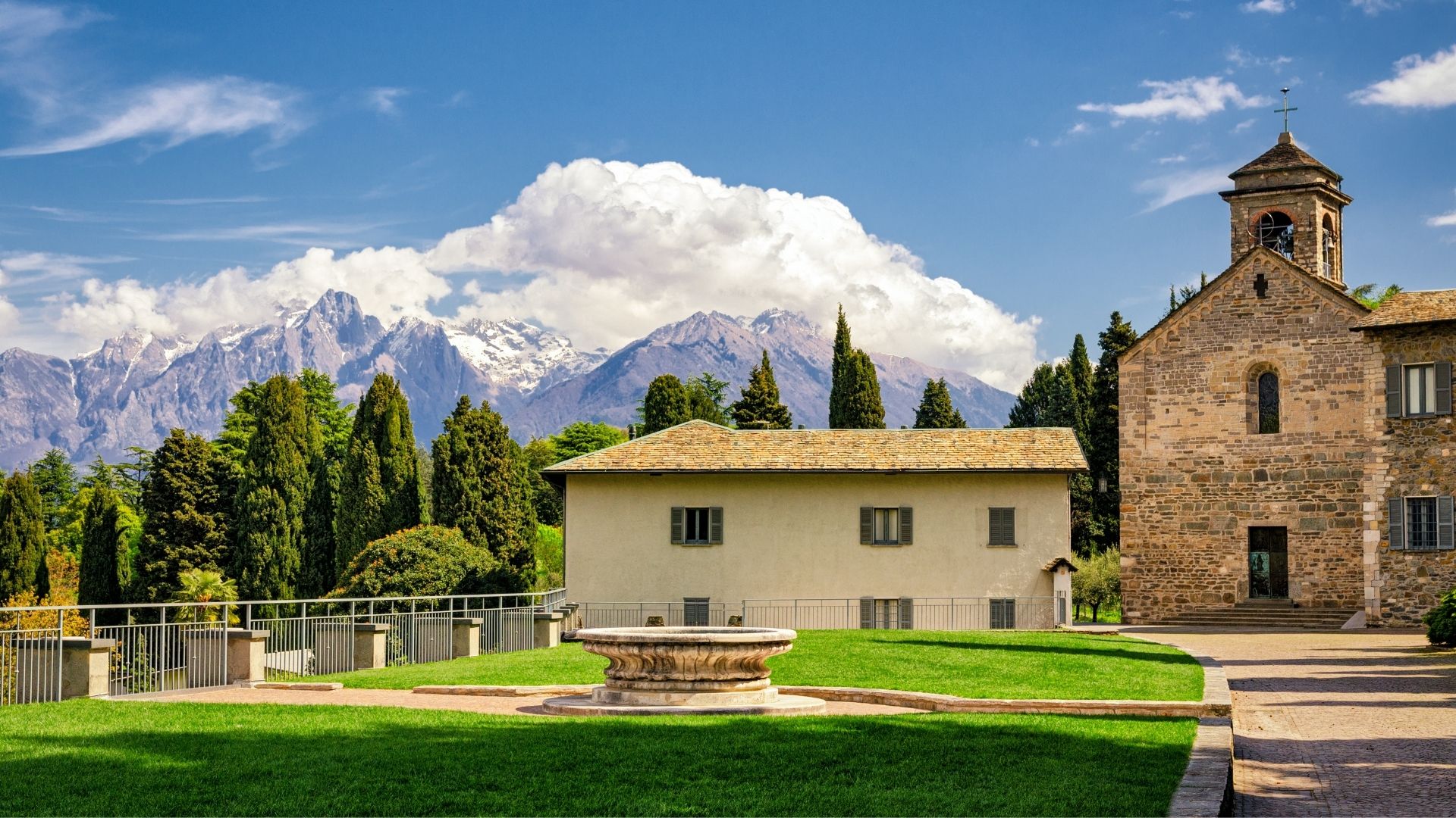 abbazia cistercense di Piona sul lago di como