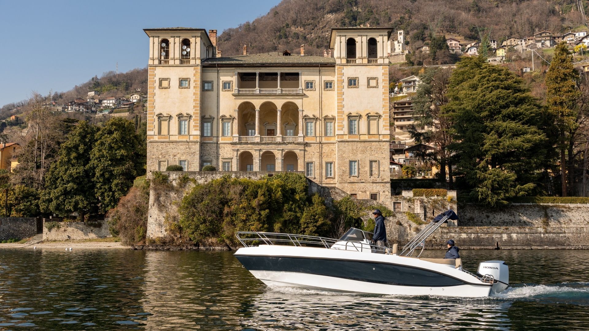 navigazione in barca sul lago di como