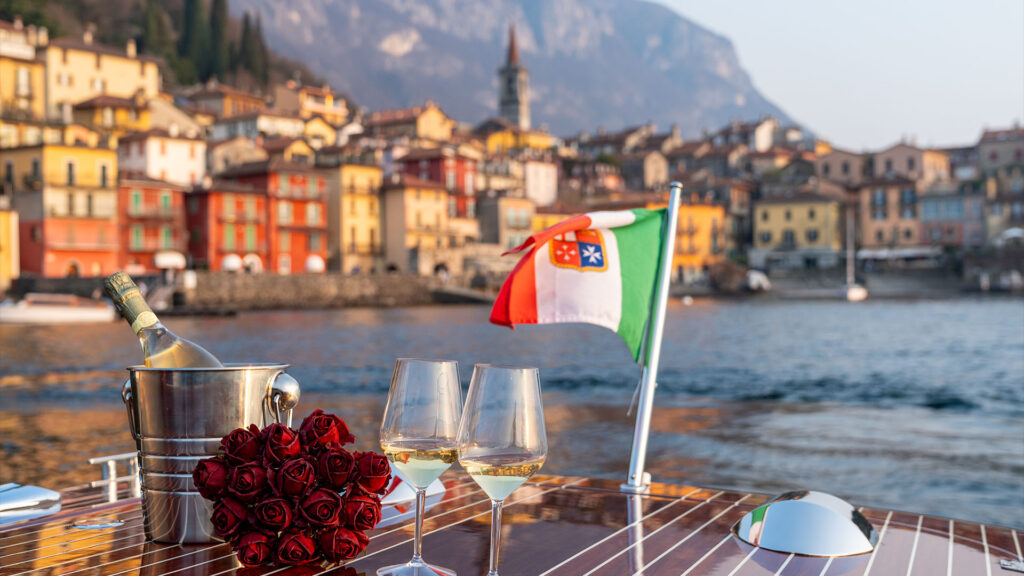 brindisi in barca al tramonto sul lago di como