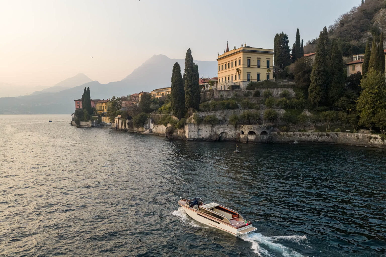 venetian taxi limousine in navigazione sul lago di como