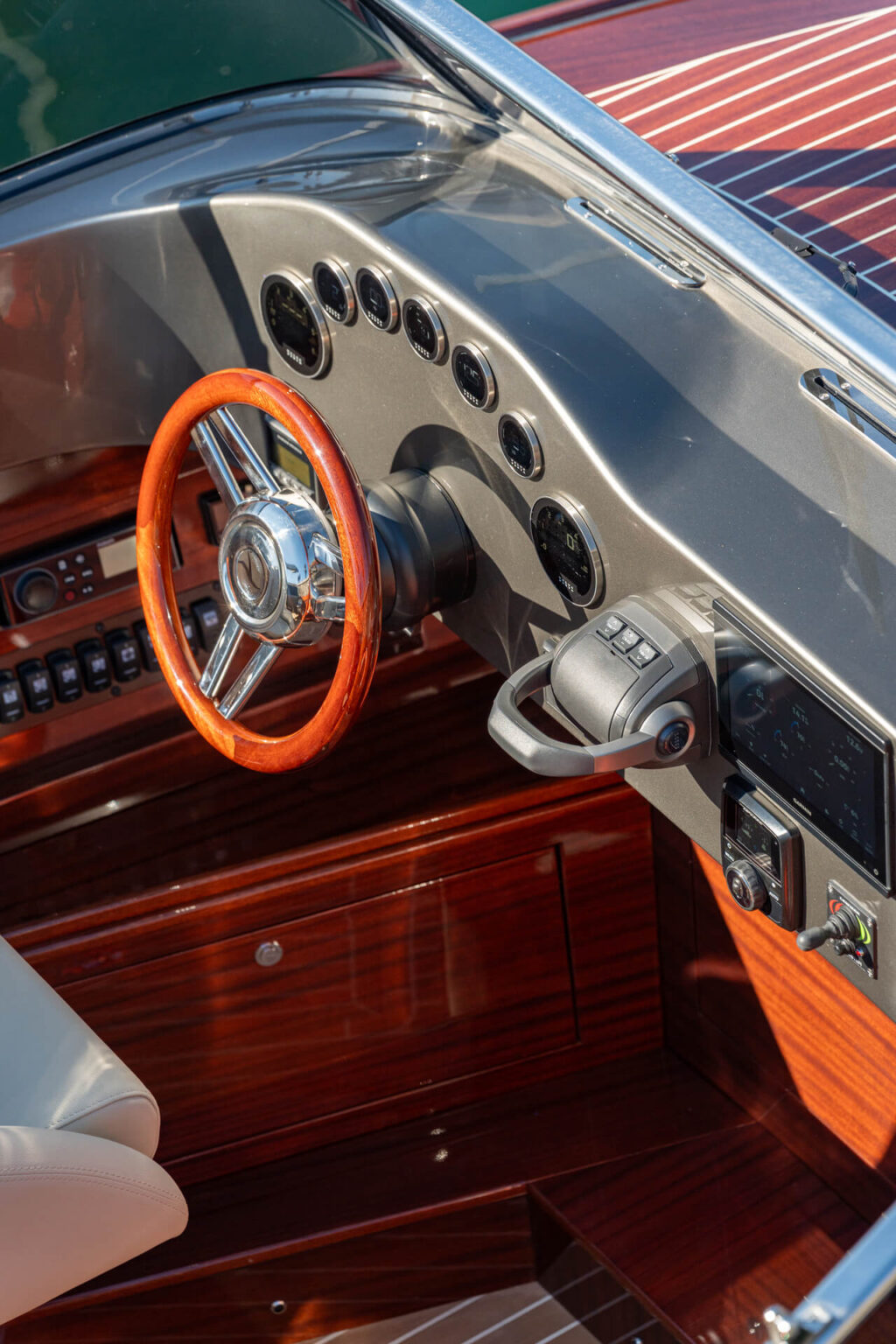 dettaglio barca Venetian Taxi Limousine sul Lago di Como