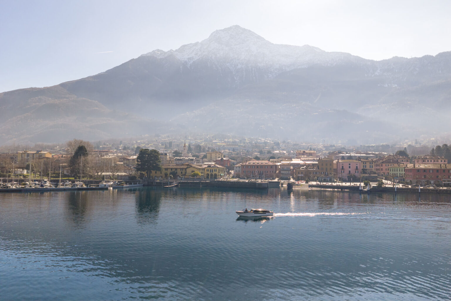 barca Venetian Taxi Limousine sul Lago di Como nel porto di colico