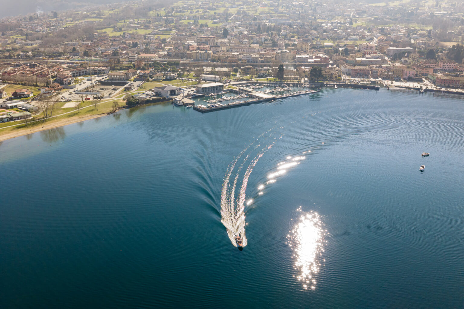 vista aerea della barca Venetian Taxi Limousine sul Lago di Como