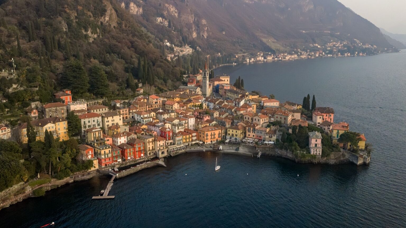 vista di bellano dall'alto con il lago di como