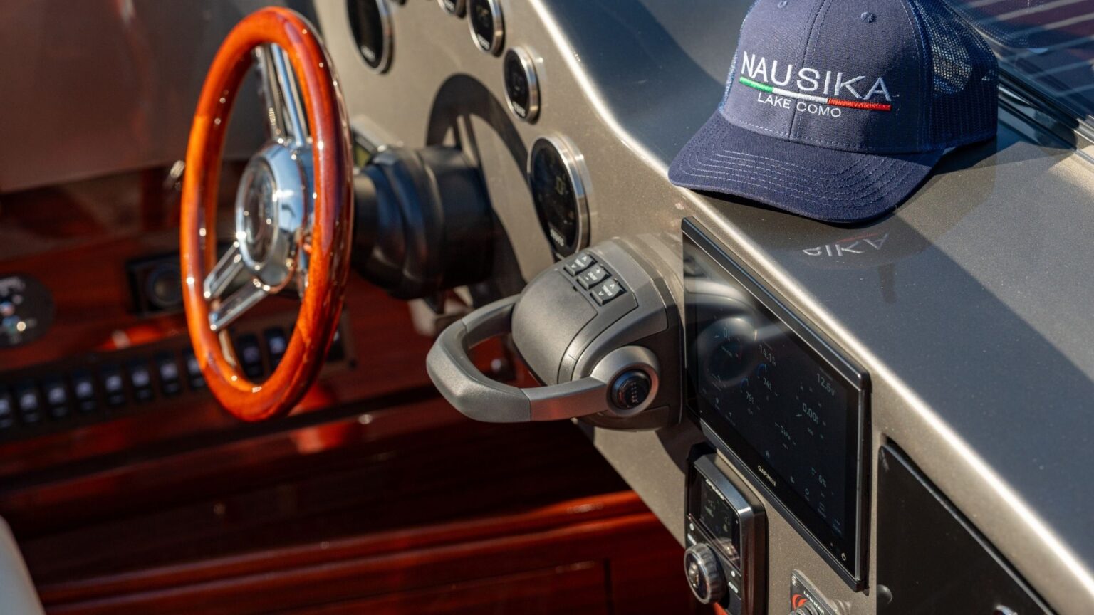 imbarcazione per navigare sul lago di como