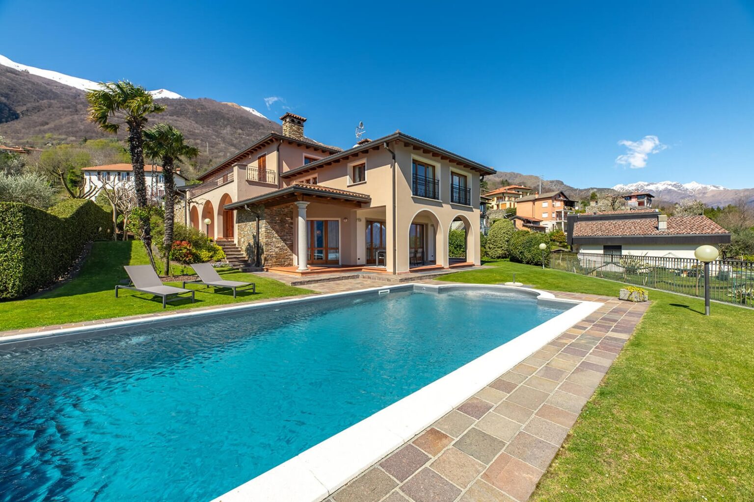 villa con piscina sul lago di como