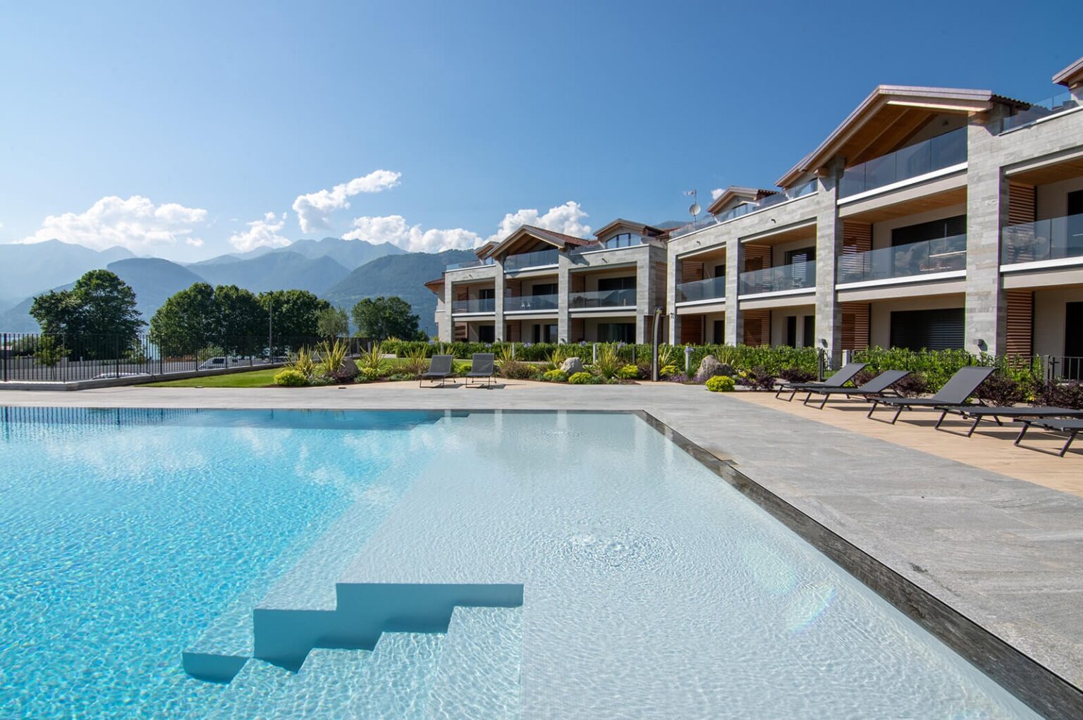 residence sul lago di como con piscina a colico