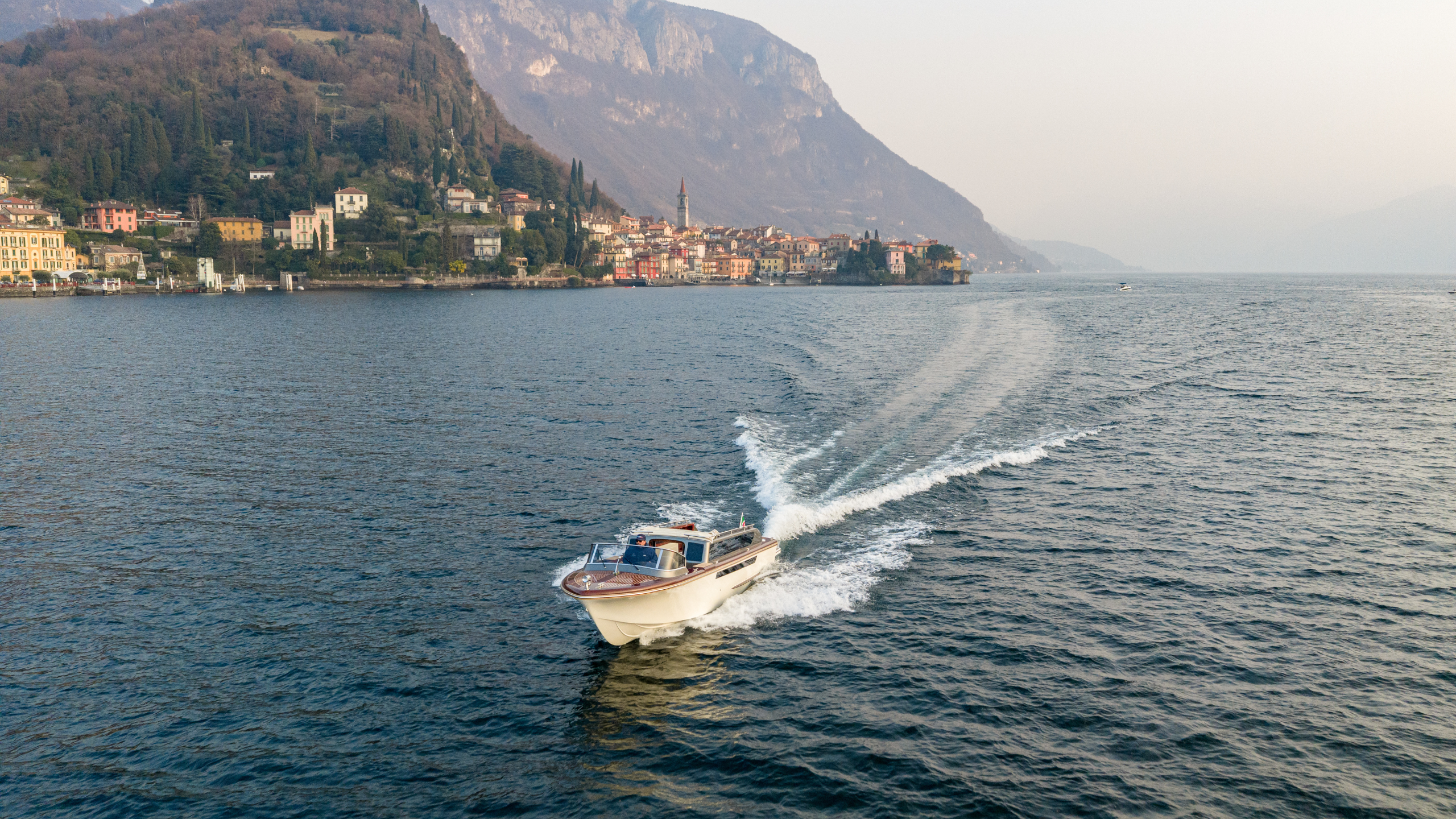 Barca di fronte a Varenna