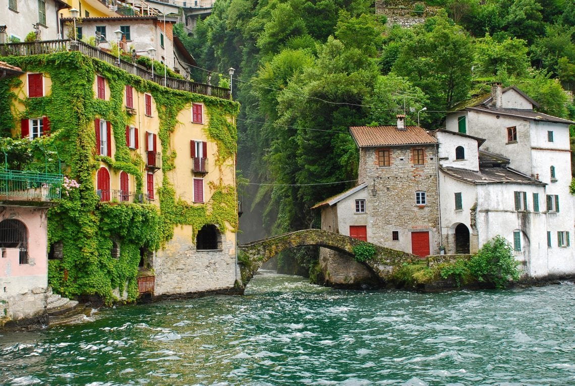 Die Schlucht von Nesso, Foto vom See aus. Den Wasserfall sieht man zwar nicht, aber die Schlucht und die Brücke, die auf Instagram sehr berühmt ist, sind deutlich zu erkennen,